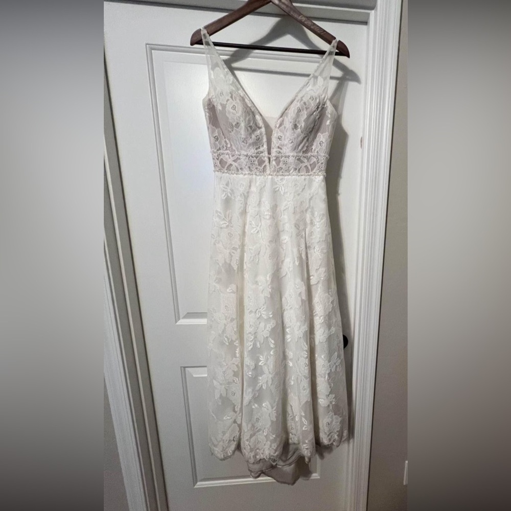 Beautiful wedding dress and veil